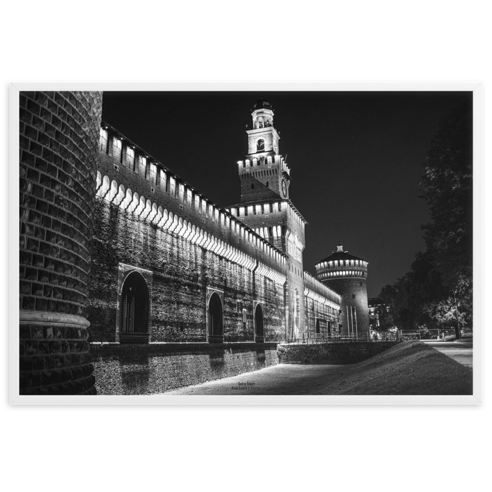 Poster "Château de Sforza NB" montrant le château historique de Milan sous un éclairage nocturne, par Audrey Gobert.