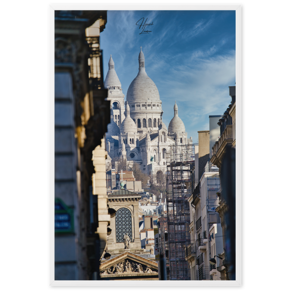 Photographie artistique du Sacré-Cœur à Montmartre, capturée par Henock Lawson, montrant la basilique emblématique surplombant Paris.