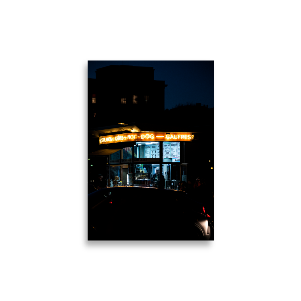 Poster - Kiosque N01 – Photographie de rue en pleine nuit à Paris – De la photographie murale et des posters unique au monde. La boutique de posters créée par Yann Peccard un Photographe français.