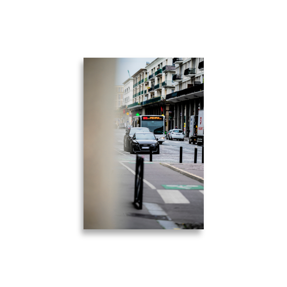 Poster d'une Audi RS3 noire stationnée dans une rue du Havre