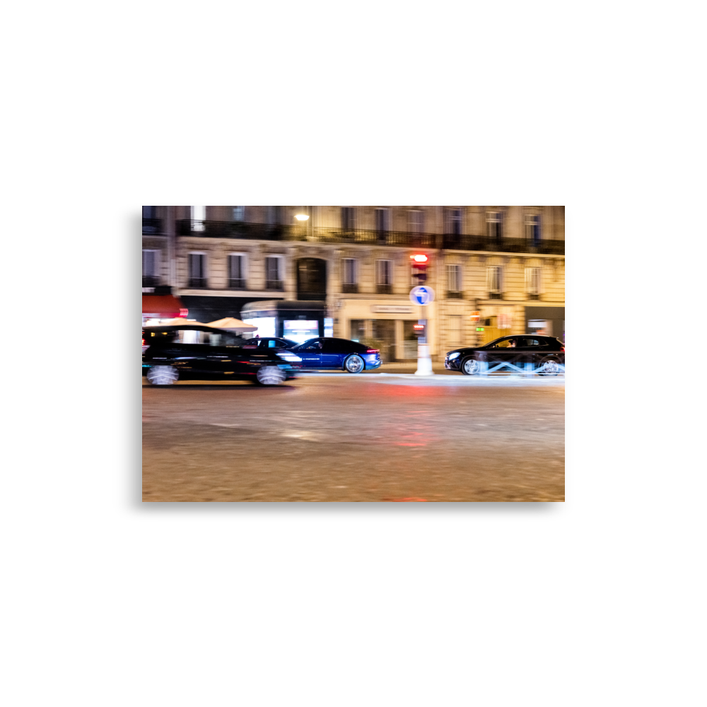 Poster d'une photographie de nuit d'une Porsche Panamera bleue roulant dans les rues de Paris.