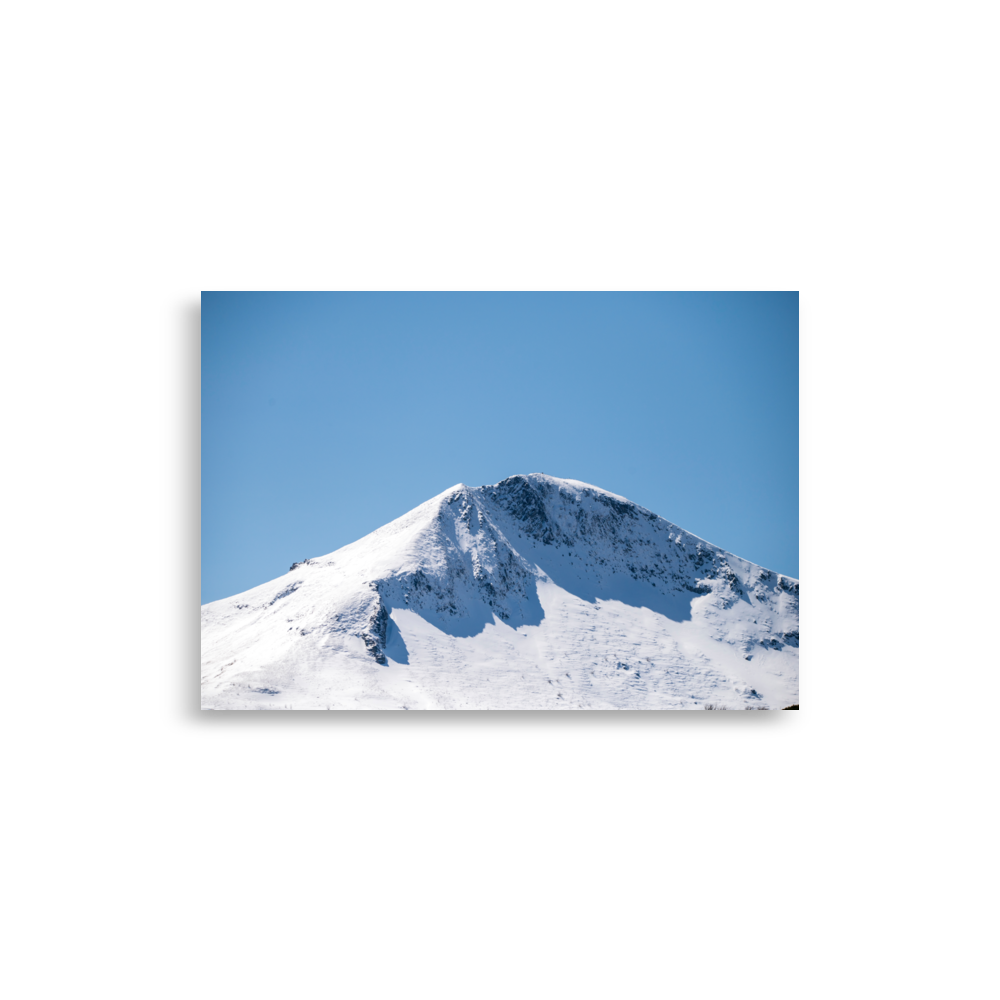 Poster des montagnes du Cantal enneigées sous un ciel dégagé, symbole de sérénité et de beauté naturelle