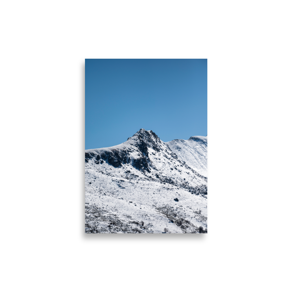 Affiche de photographie d'un pic enneigé dans les Montagnes du Cantal, sans présence humaine.
