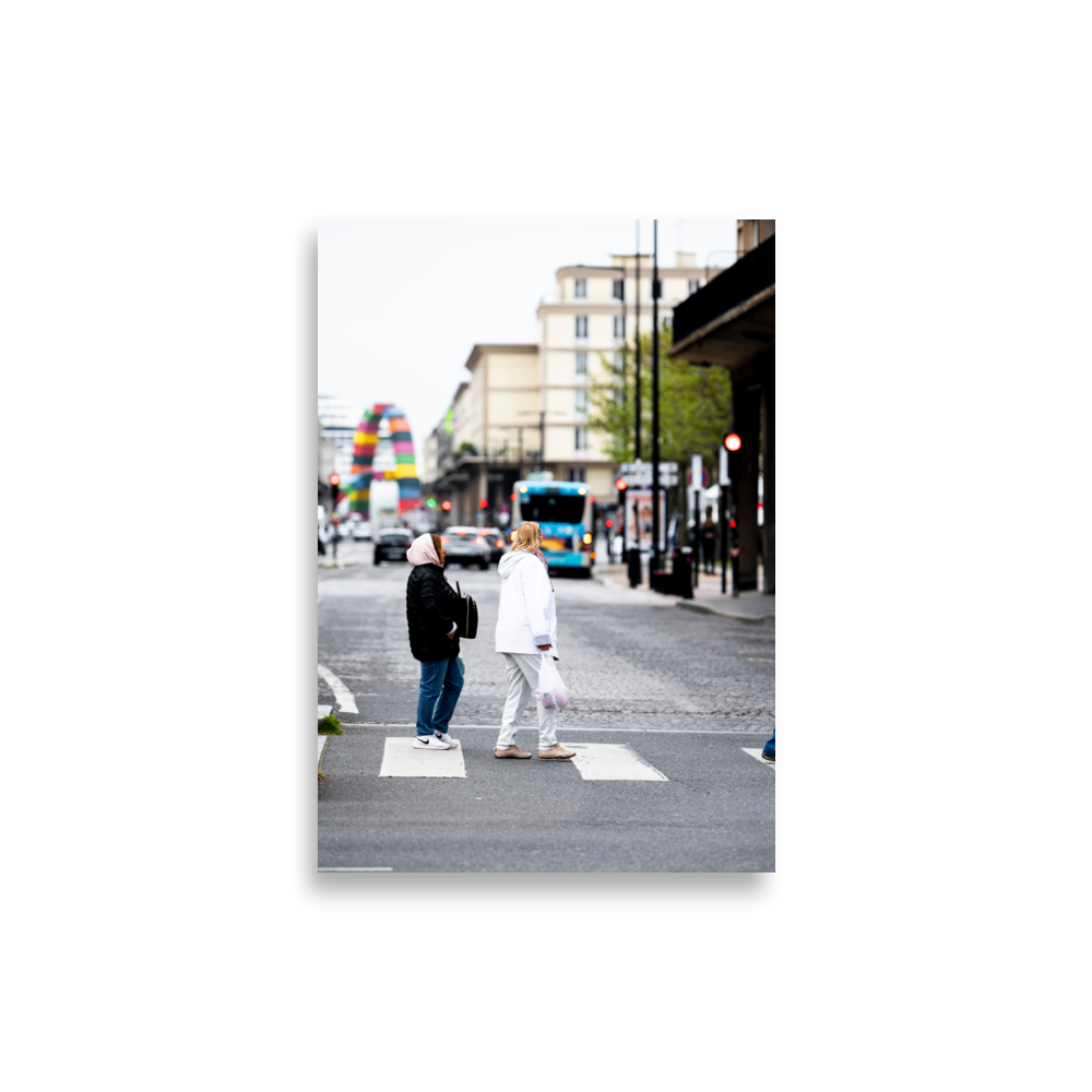 Poster de photographie de rue montrant deux touristes traversant une rue du Havre, avec la sculpture "Catene de containers" en arrière-plan.