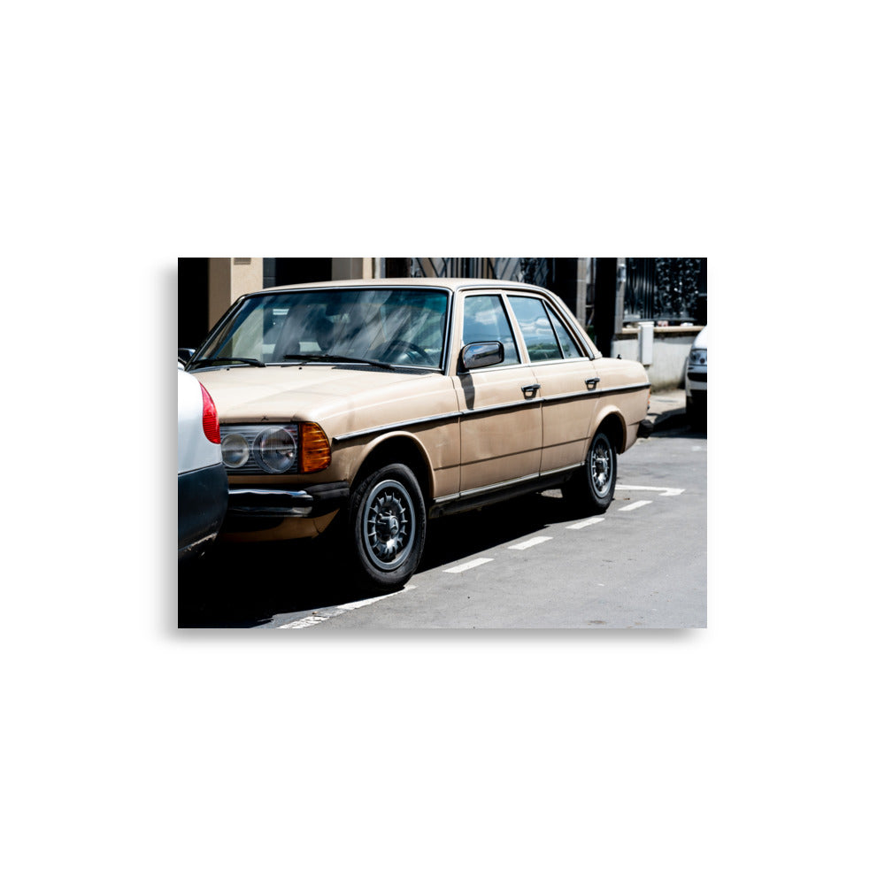 Affiche "Mercedes-Benz 123" montrant une voiture classique Mercedes-Benz dans son jus.