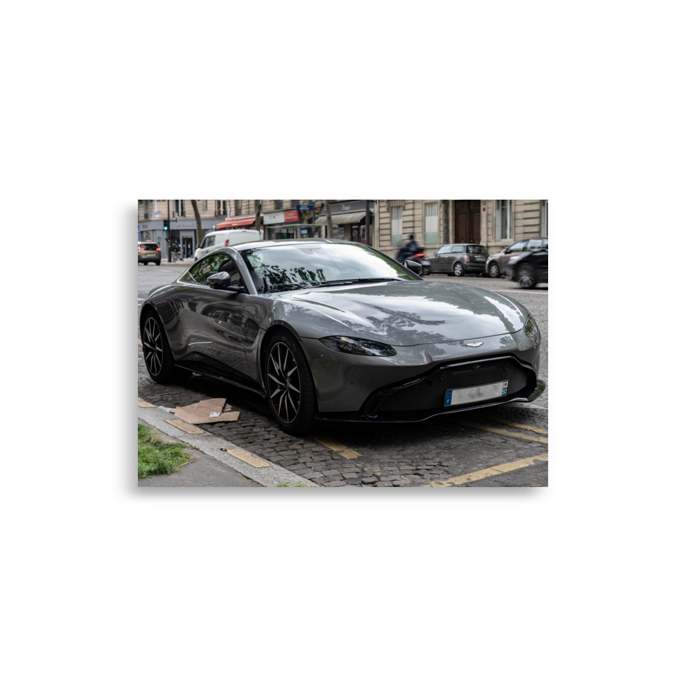 Photographie d'une voiture de sport de luxe Aston Martin Vantage grise garée dans Paris.