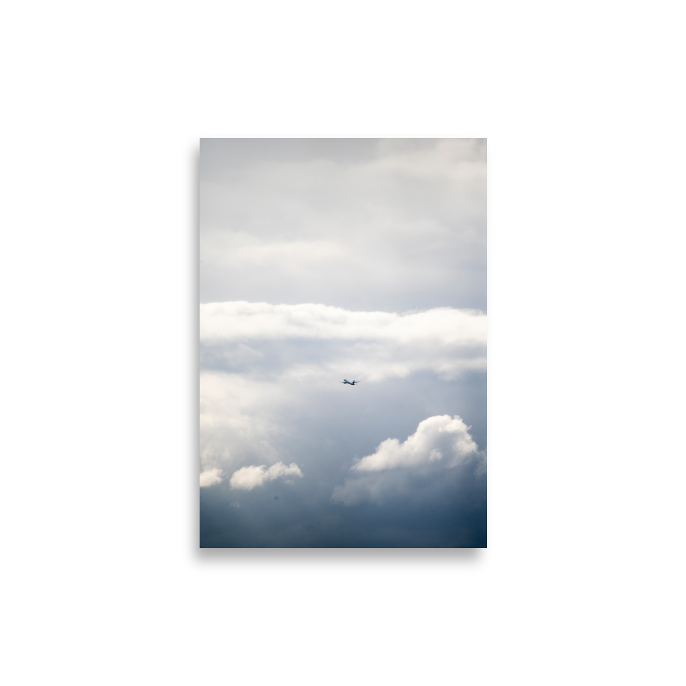 Photographie d'un avion volant dans des nuages lumineux.