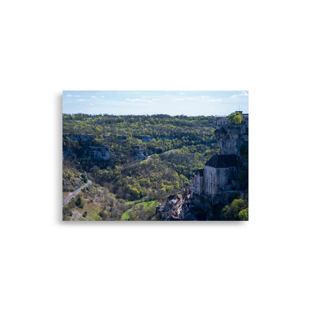 Photographie du paysage de Rocamadour, montrant les constructions impressionnantes érigées sur la roche.