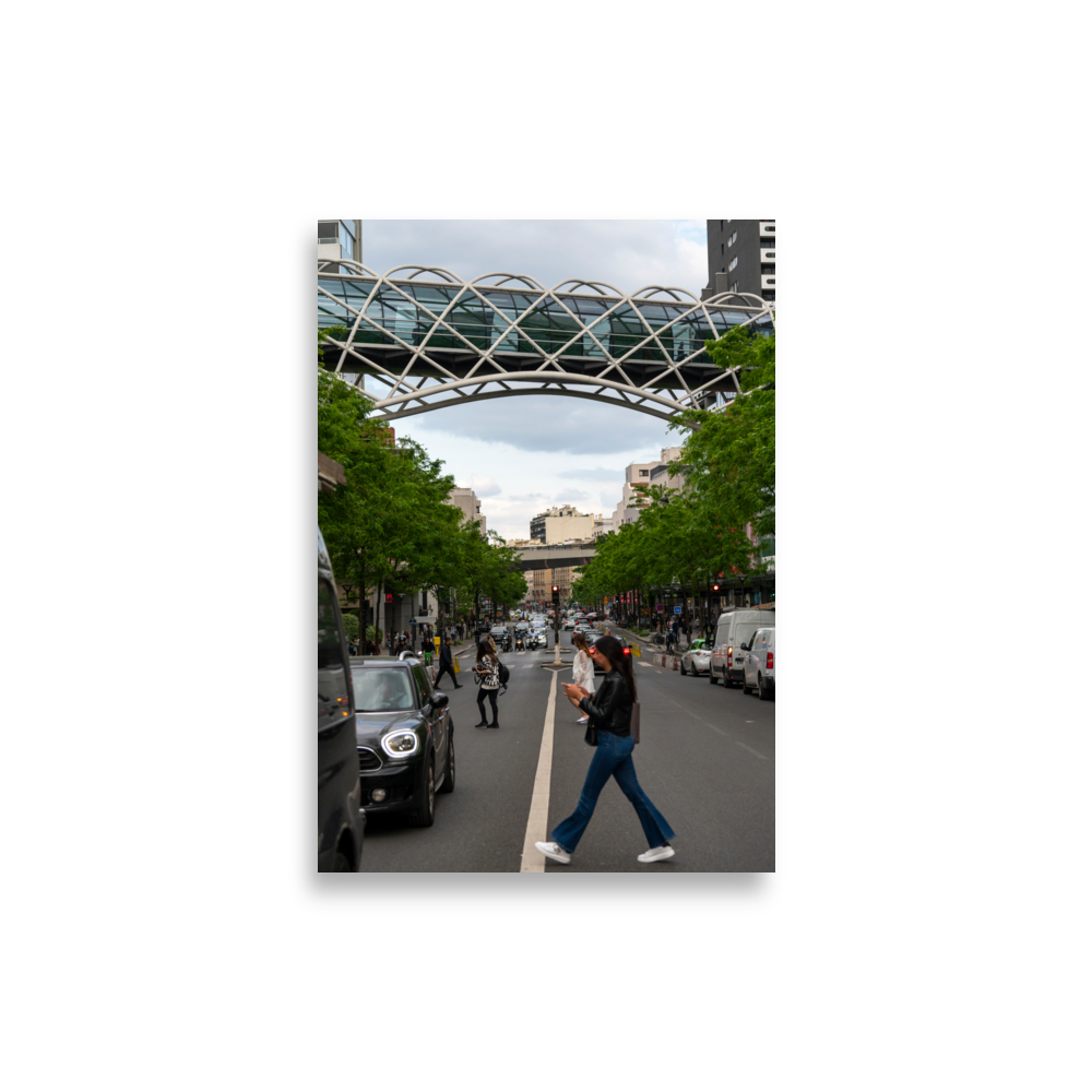 Photographie de rue au centre commercial Beaugrenelle à Paris, montrant une passerelle et des personnes traversant la rue.