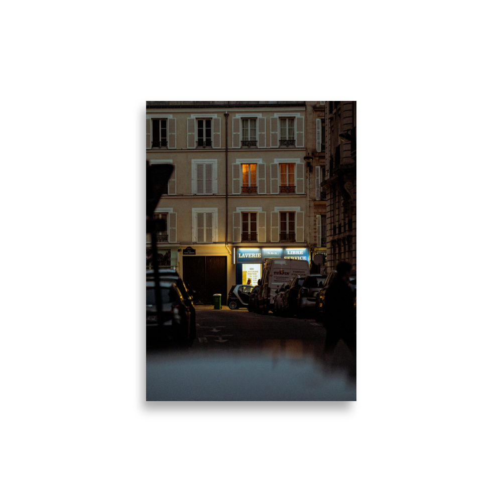 Photographie de nuit d'une laverie à Paris.