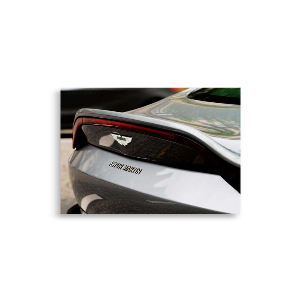 Photographie du becquet arrière d'une Aston Martin Vantage.