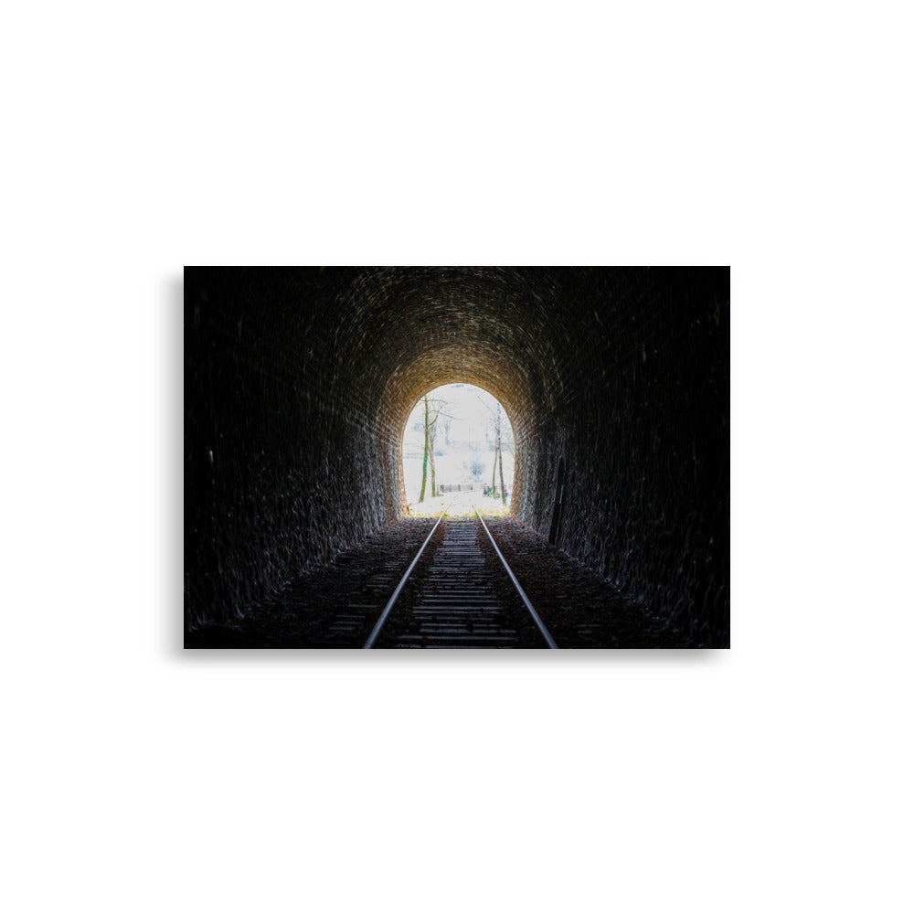 Poster Le Bout du Tunnel, une photographie captivante d'un ancien chemin de fer, idéal pour ceux qui cherchent à ajouter une touche d'évasion et de fascination à leur décoration intérieure.