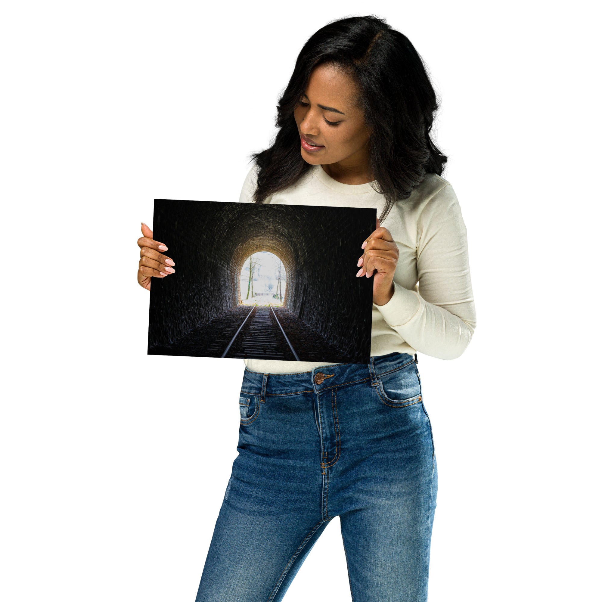 Poster Le Bout du Tunnel, une photographie captivante d'un ancien chemin de fer, idéal pour ceux qui cherchent à ajouter une touche d'évasion et de fascination à leur décoration intérieure.