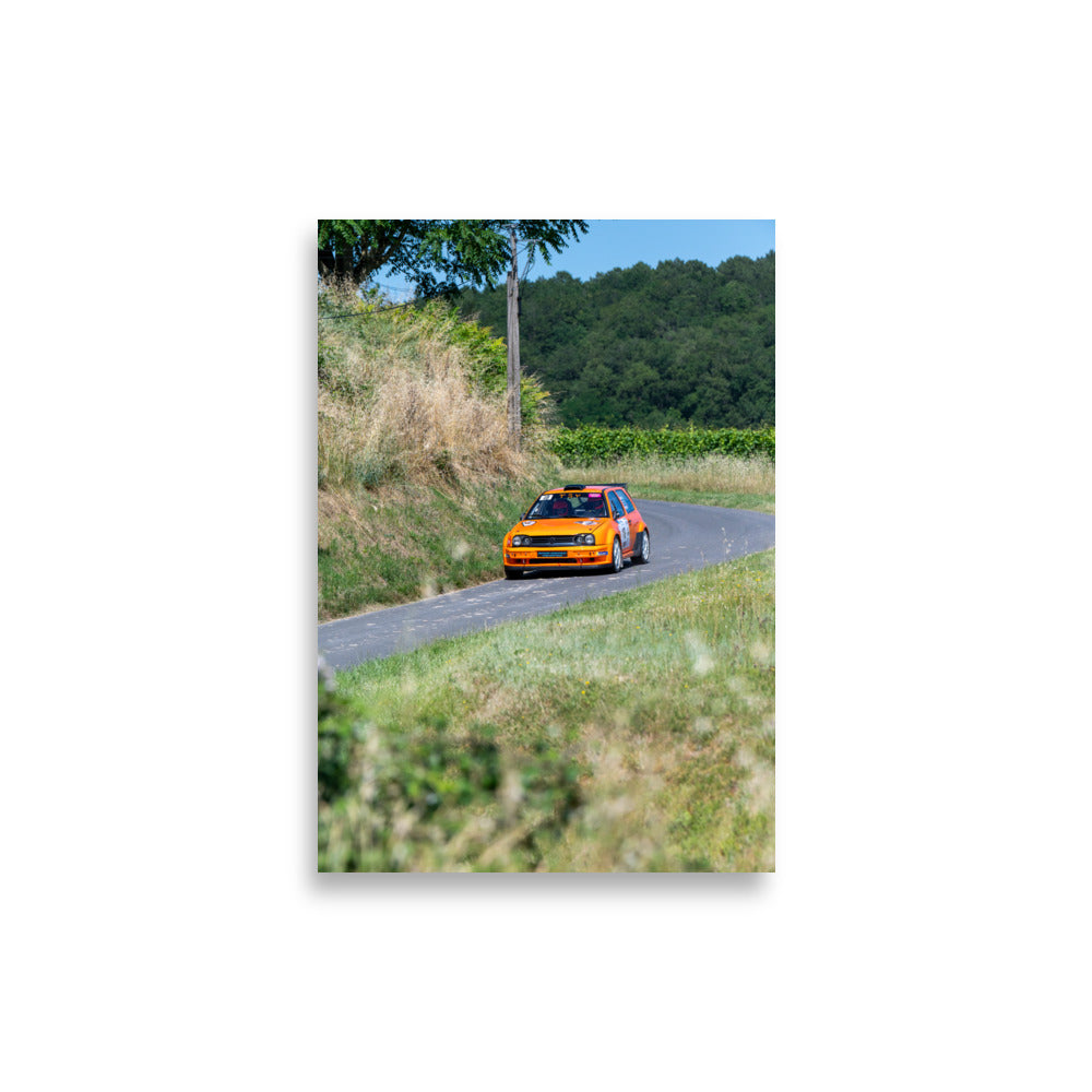 Poster 'Volkswagen Golf 3 Rallye' montrant une voiture de rallye Volkswagen Golf 3 orange en plein course