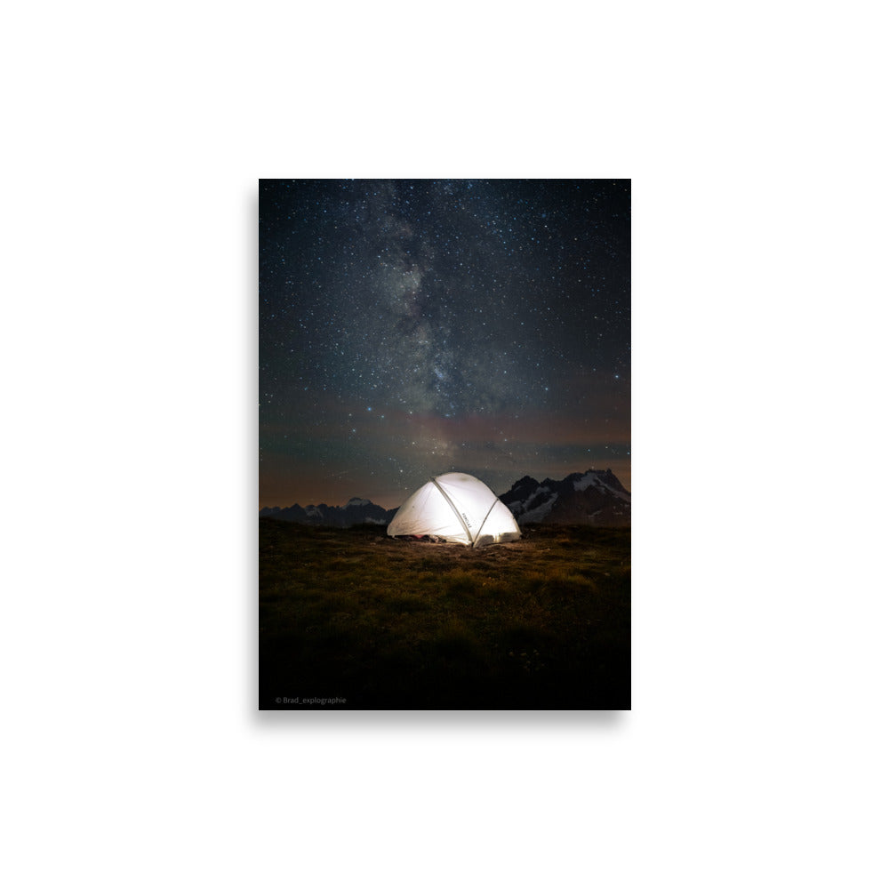 Tente illuminée en haute montagne avec la voie lactée en arrière-plan, photographiée par Brad_explographie.