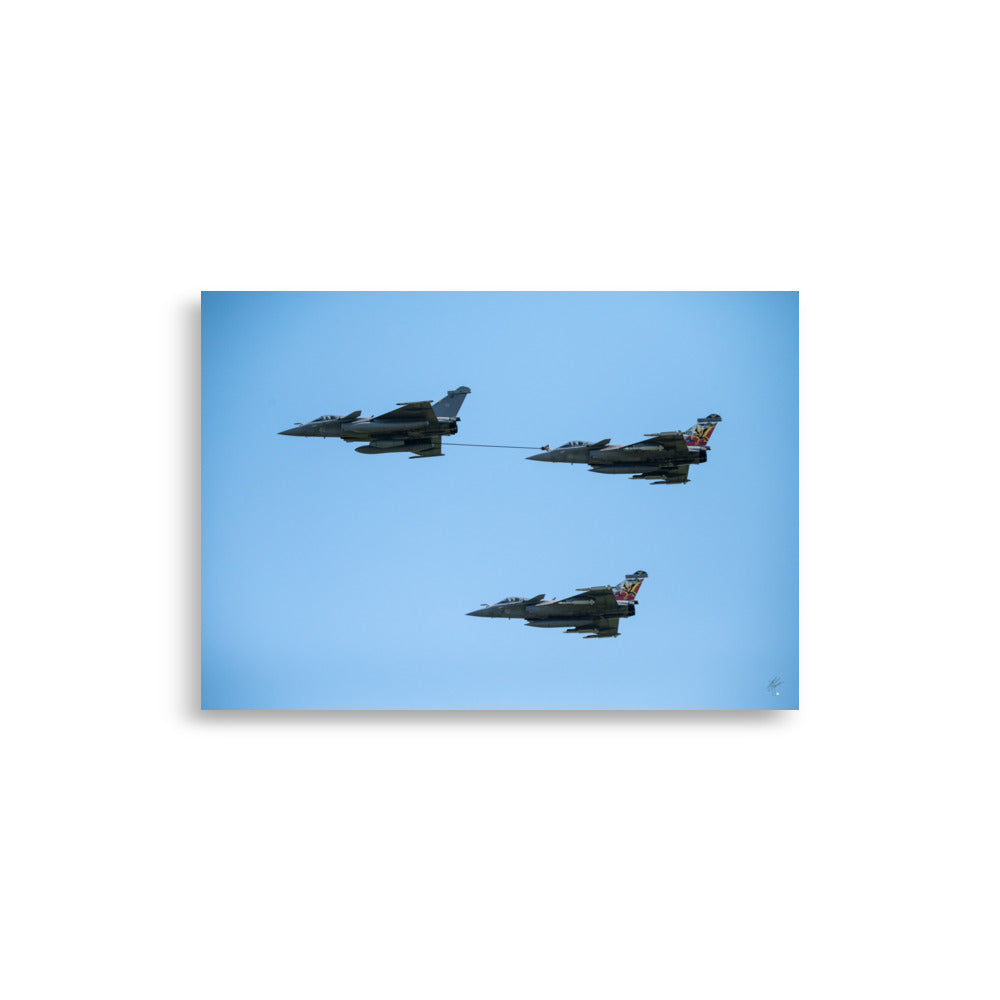 Trois avions de chasse Rafale en réapprovisionnement aérien, photographié par Yann Peccard.