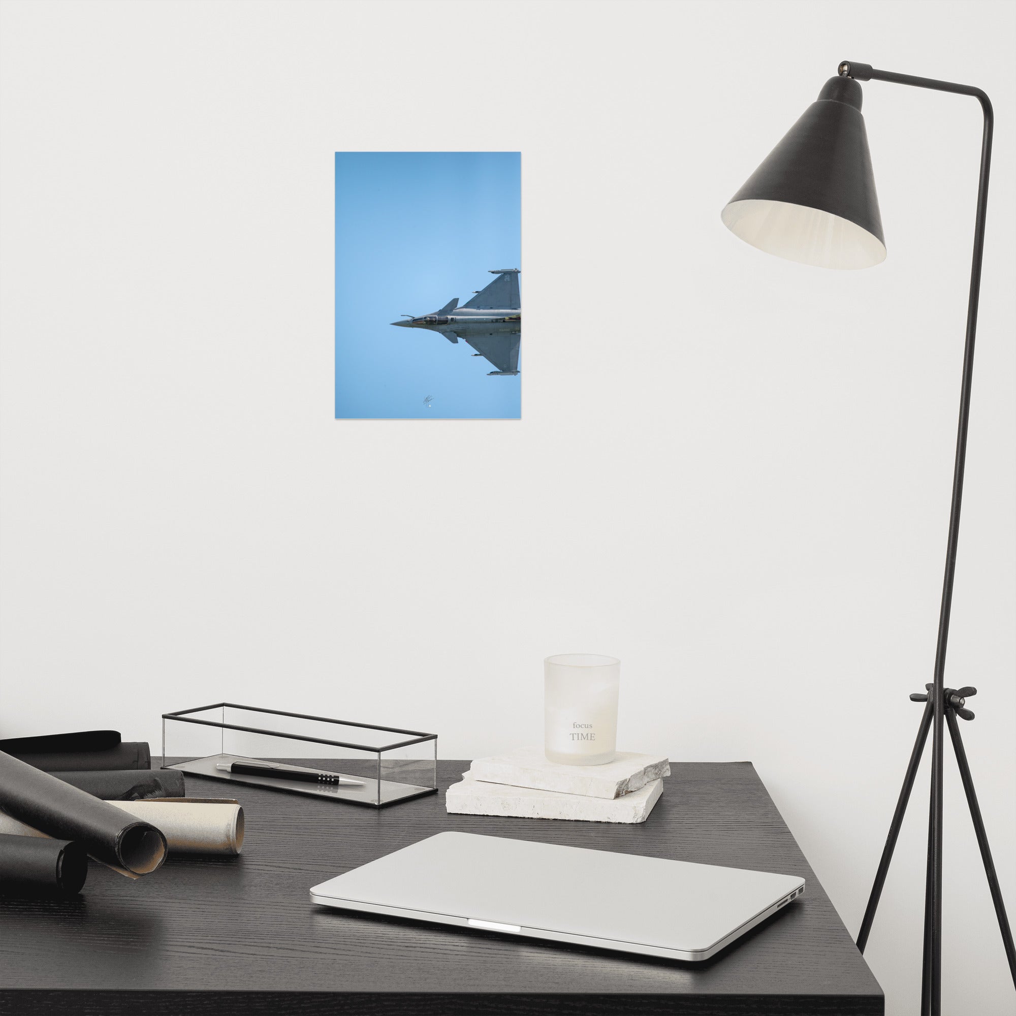 Avion de chasse Rafale vu d'une perspective aérienne, avec un ciel bleu comme toile de fond, photographié par Yann Peccard.