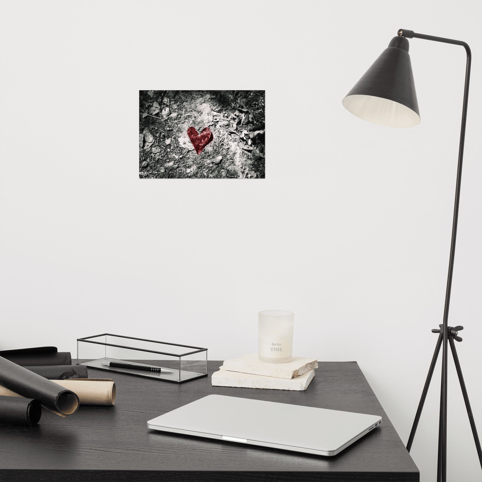 Photographie artistique mettant en avant une feuille rouge en forme de cœur au milieu d'une forêt en noir et blanc, œuvre de Hadrien Geraci.