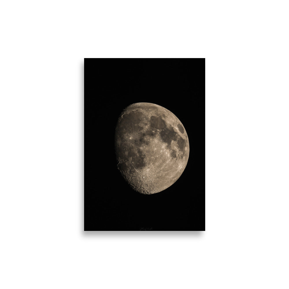 Image détaillée de la Lune montrant une moitié brillante et une moitié engloutie par l'ombre, une œuvre d'art photographique réalisée par Florian Vaucher.