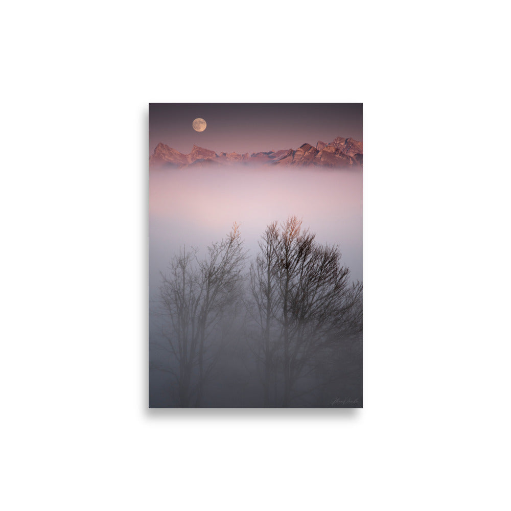 Deux arbres émergeant d'un brouillard mystique avec des montagnes lointaines et une lune radieuse en arrière-plan, une œuvre signée Florian Vaucher.