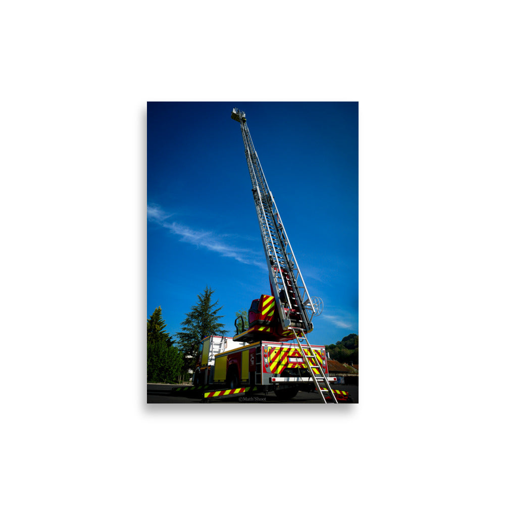 Image du poster 'Droit au ciel' montrant un camion de pompiers avec son échelle étendue vers le ciel, capturée par Math Shoot Fr, symbolisant le courage et le dévouement des sauveteurs.