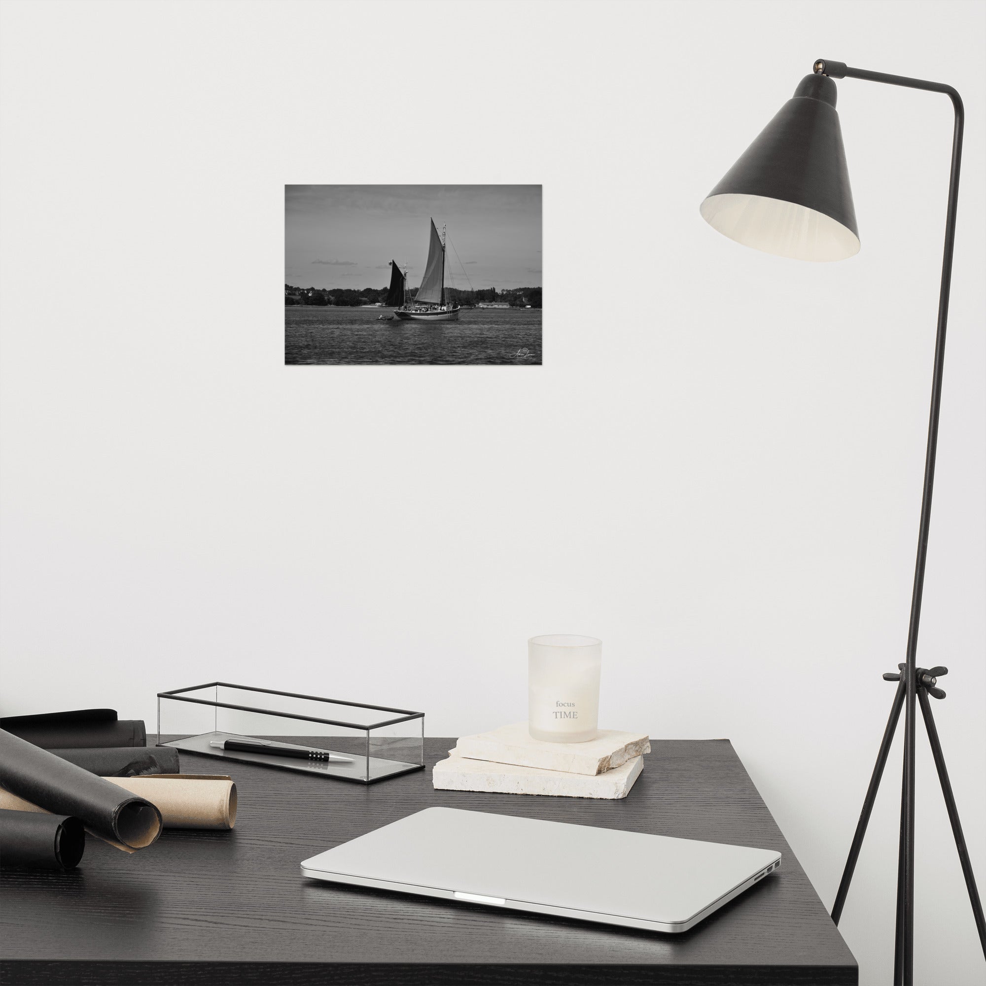 Photographie noir et blanc 'Hissez haut !' par Adrien Louraco, représentant un voilier naviguant sur le Golfe du Morbihan, avec des contrastes saisissants entre mer et ciel.