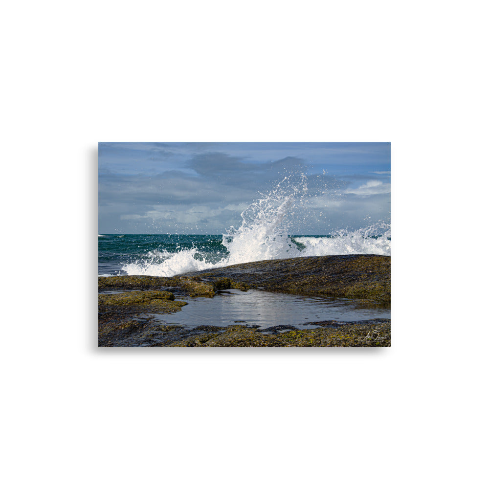 Photographie 'Pas de vague à Gatteville' d'Adrien Louraco, capturant l'impétuosité des vagues s'écrasant près du lieu où se dresse le phare de Gatteville, non visible sur l'image.