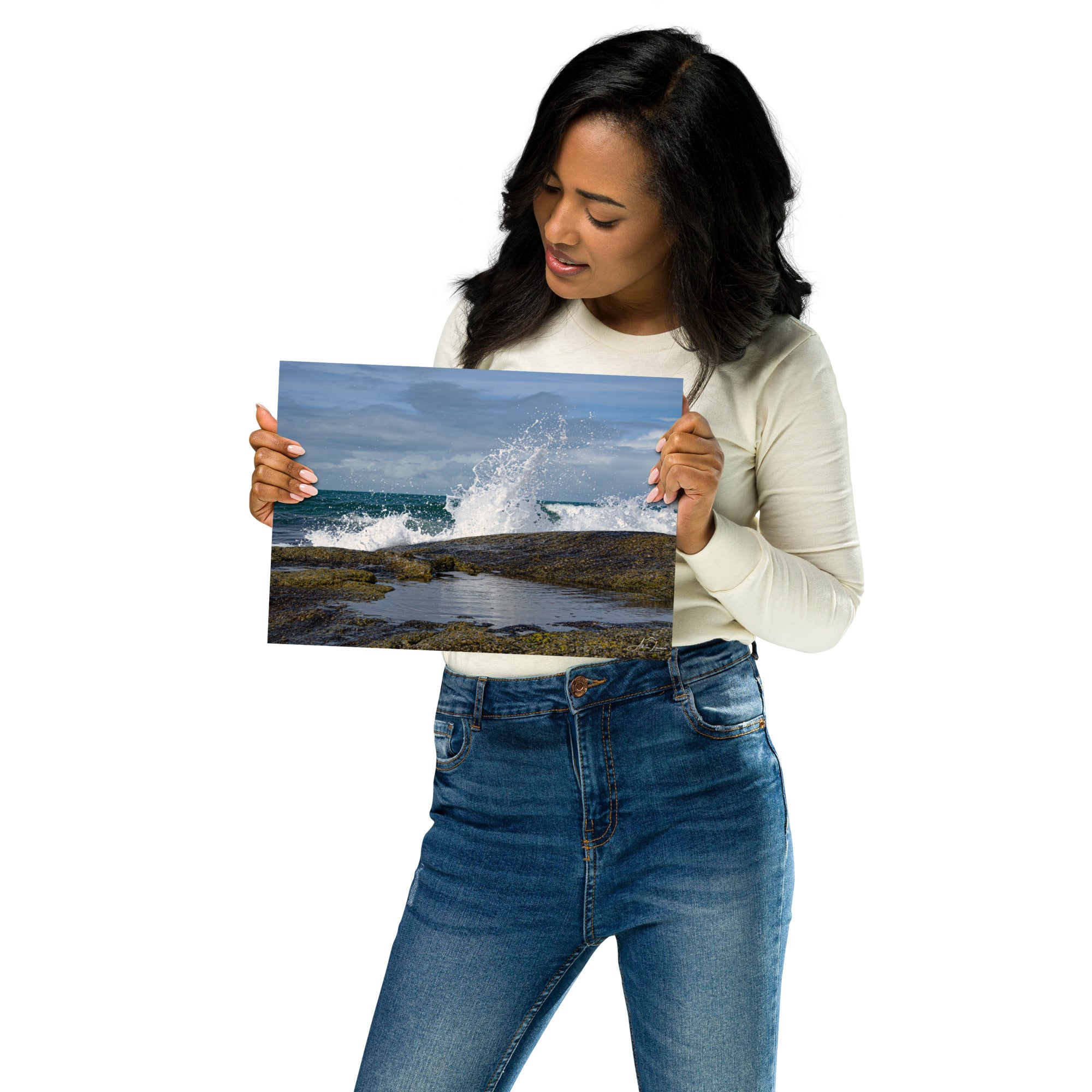 Photographie 'Pas de vague à Gatteville' d'Adrien Louraco, capturant l'impétuosité des vagues s'écrasant près du lieu où se dresse le phare de Gatteville, non visible sur l'image.