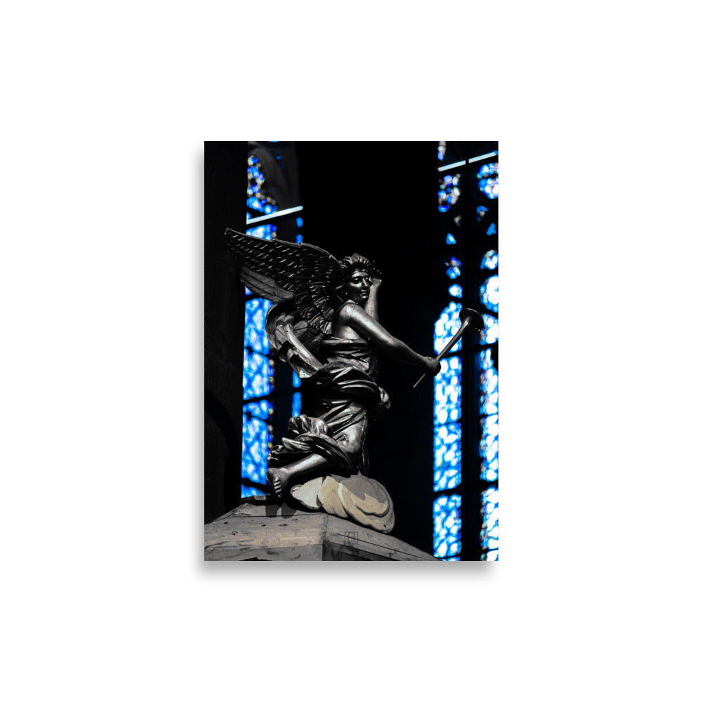 Photographie "Chant céleste" par Hadrien Geraci, ange en bronze avec vitraux bleus en arrière-plan