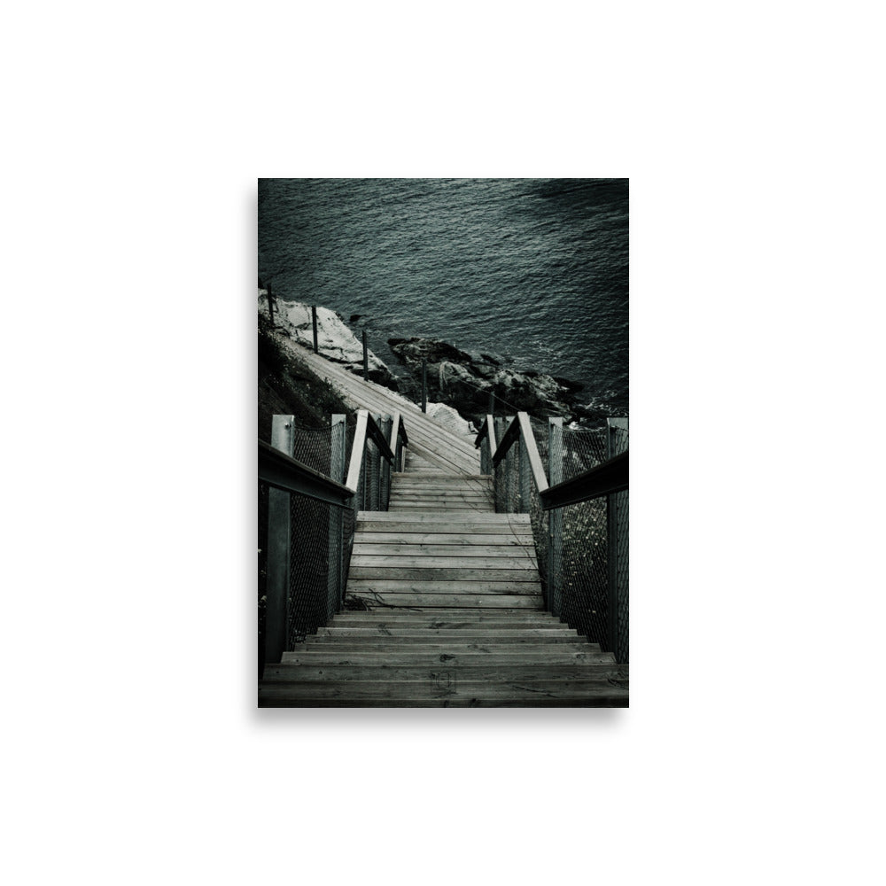 Photographie "Les escaliers côté mer" par Hadrien Geraci, vue plongeante des escaliers vers l'océan en noir et blanc