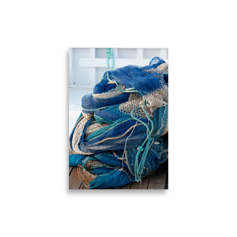 Poster 'Filet de pêche' montrant un filet bleu artistique évoquant la mer, photographié par Veronique Botella.