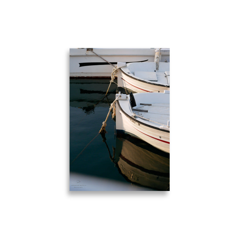 Deux bateaux reflétés dans l'eau dans le poster 'Side by Side' par Veronique Botella.