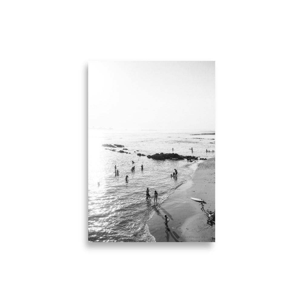 Photographie en noir et blanc de la plage à Saint-Jean-de-Luz par Veronique Botella, intitulée 'Luz'.