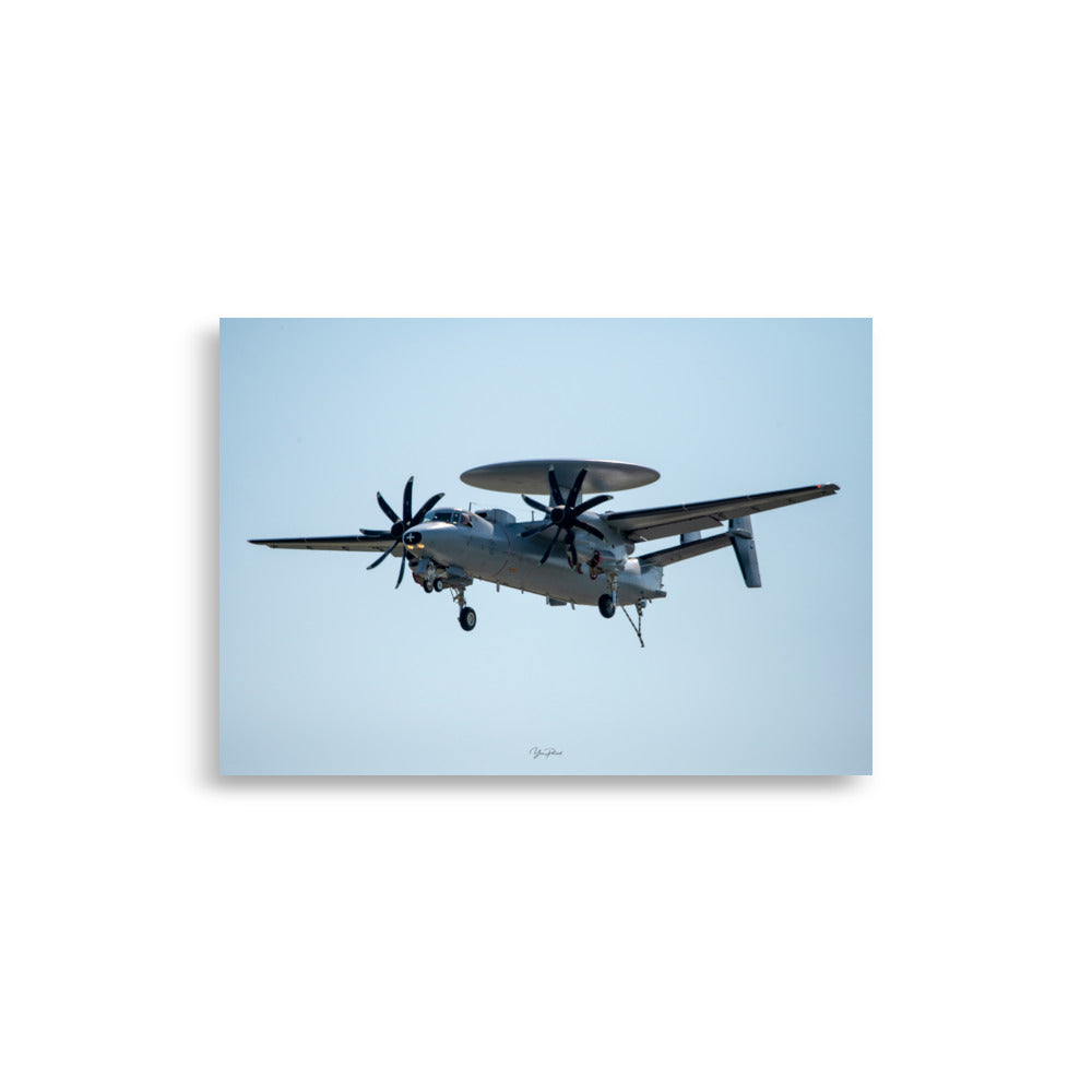 Photographie de l'avion de guerre 'HAWKEYE E-2C' équipé d'un radar sophistiqué, en plein vol.
