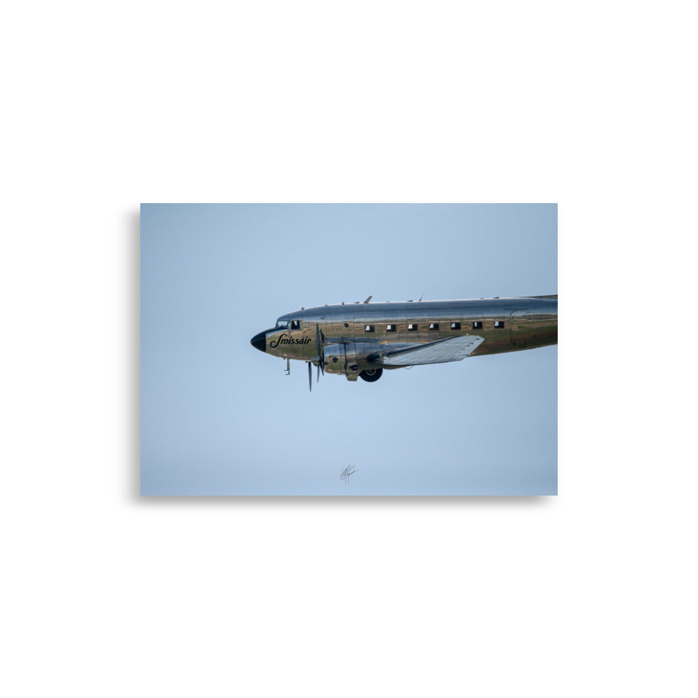 Poster vintage du Douglas DC-3 'Crossair', capturé par Yann Peccard, reflétant l'innovation et l'aventure des années 1930 avec une fidélité exceptionnelle.