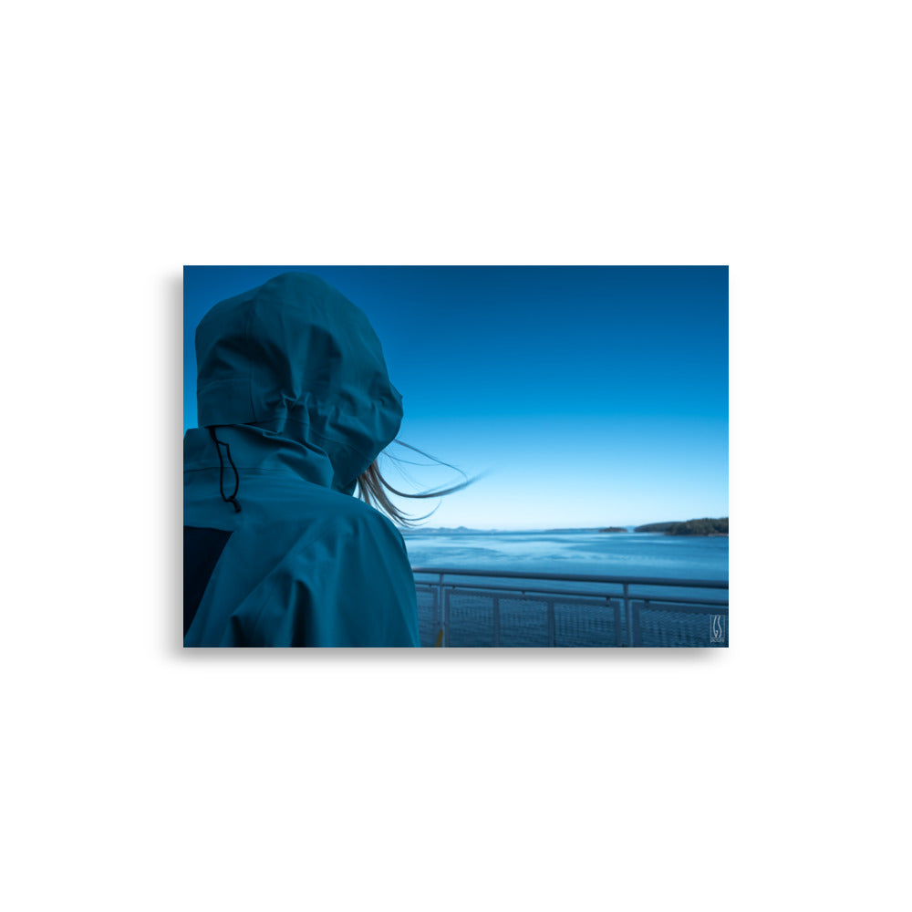 Photographie 'Horizons Bleutés' par Galdric Sibiude, illustrant une figure en contemplation devant un paysage marin au crépuscule, dominé par des teintes cyan.