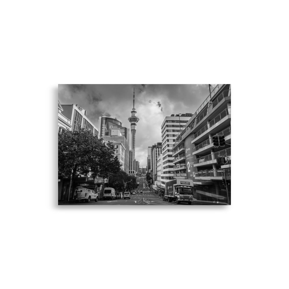 Vue en noir et blanc de la rue à Auckland par Charles Coley, un poster qui capture l'essence et l'atmosphère urbaine de la ville avec un style moderne et nostalgique.