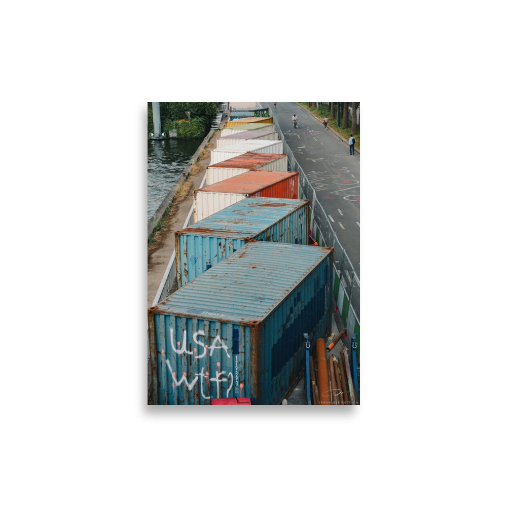 Poster "Containers" par Véronique Botella, illustrant une scène urbaine le long de la Seine avec un container marqué "USA WTF", parfait pour les amateurs d'art moderne et de photographie de rue.