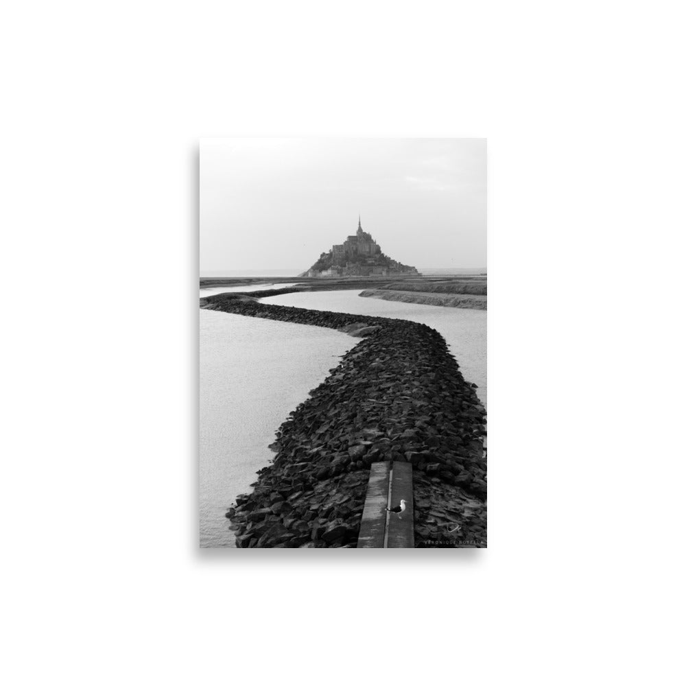 Photographie en noir et blanc du Mont Saint Michel par Véronique Botella, présentant une perspective artistique du monument, capturant son charme classique et intemporel.
