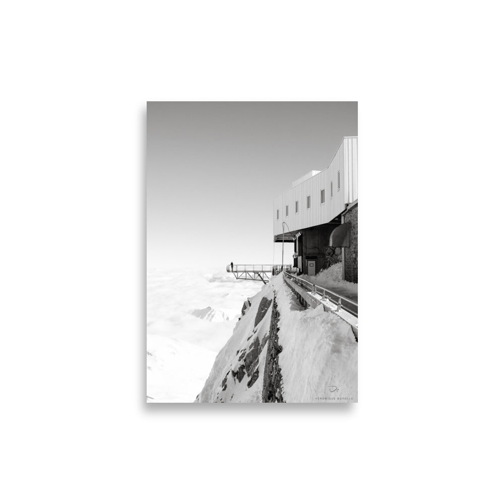 Photographie en noir et blanc d'une station de montagne isolée, capturée par Véronique Botella, offrant un contraste frappant entre architecture moderne et nature sauvage.