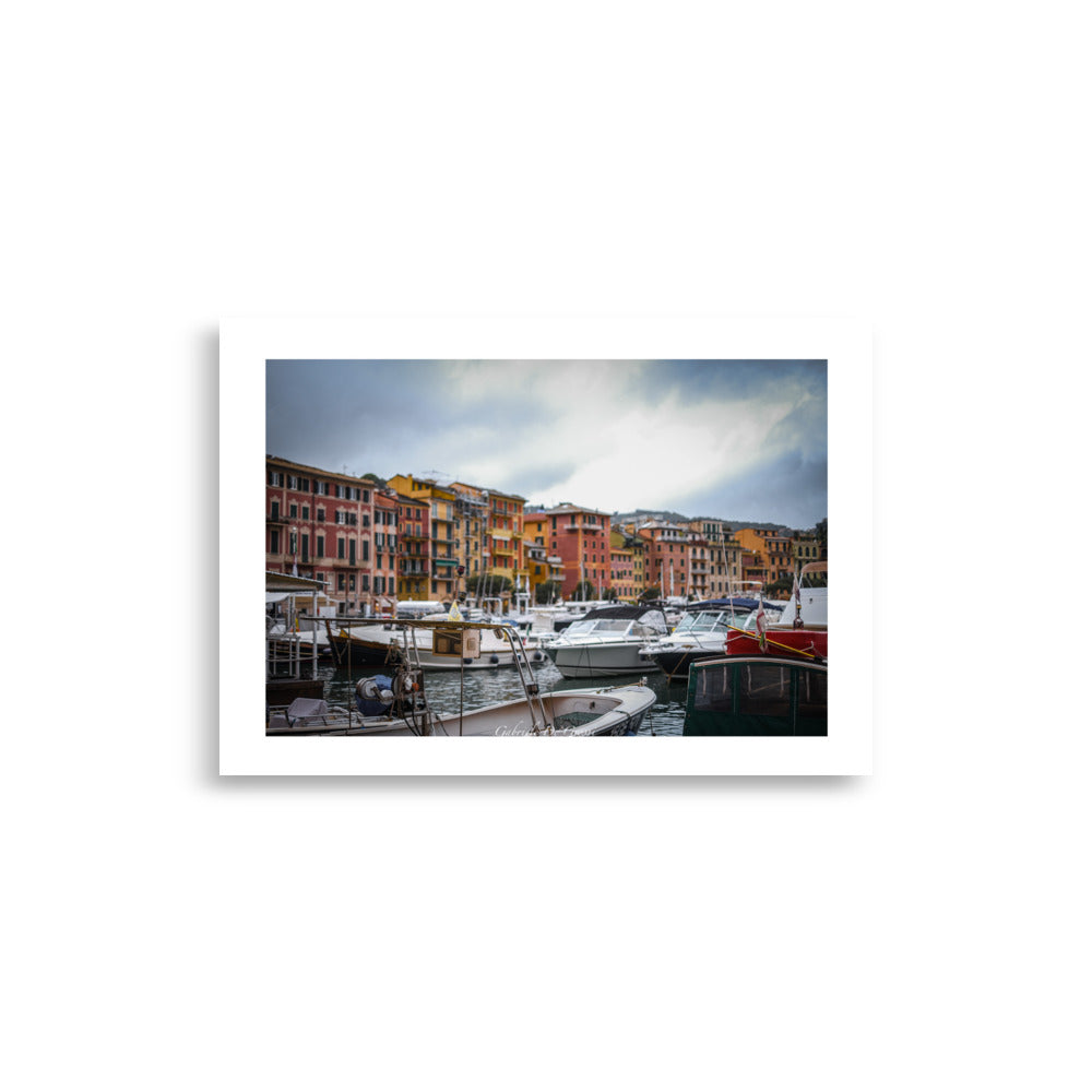Photographie d'un quai méditerranéen animé avec des bateaux variés et des maisons colorées, capturée par Gabriele de Grossi, évoquant la richesse culturelle et historique du port.