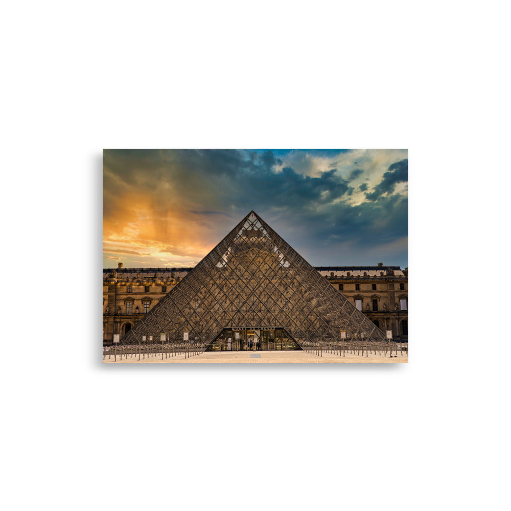 Photographie de la Pyramide du Louvre sous un ciel de crépuscule, capturée par Henock Lawson, illustrant le mélange d'architecture ancienne et moderne dans une scène urbaine envoûtante.