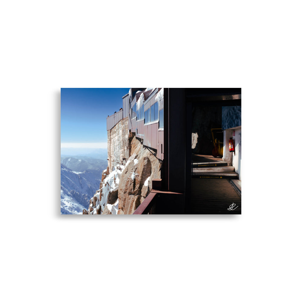 Poster "Chamonix" par Ilan Shoham, montrant un paysage alpin avec un bâtiment unique en altitude, idéal pour les passionnés de montagne et d'architecture.
