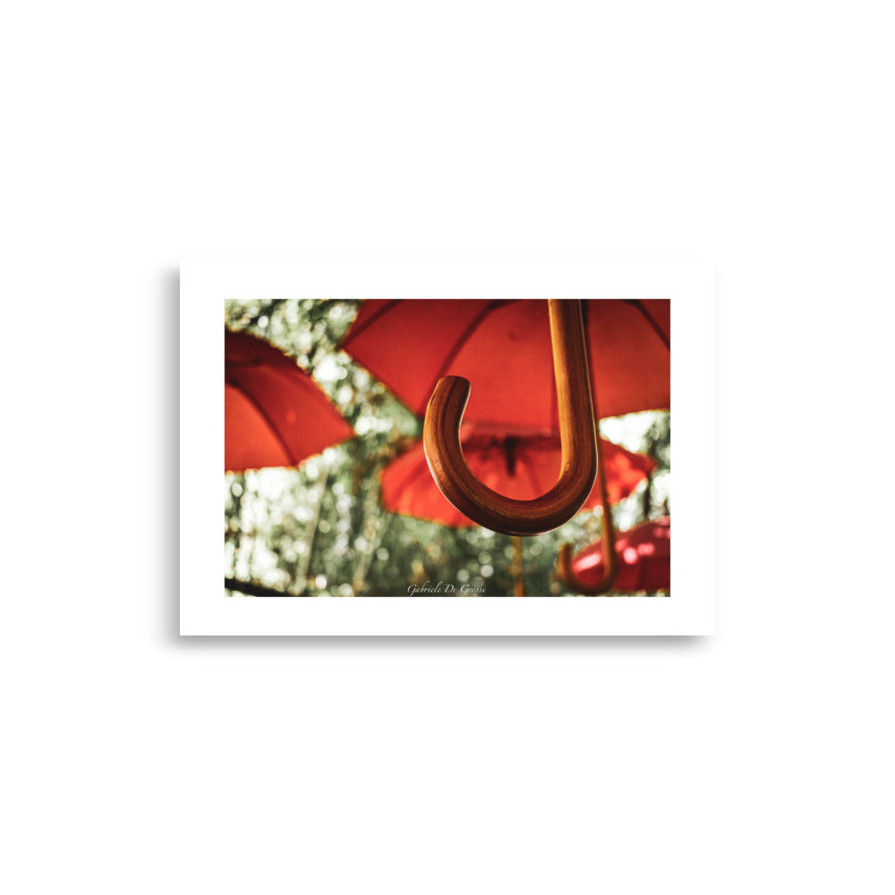 oster "Sous le Charme de l'Écarlate" par Gabriele de Grossi, présentant une série de parapluies rouges vifs, idéal pour ceux qui apprécient l'art moderne et les touches de couleur audacieuse.