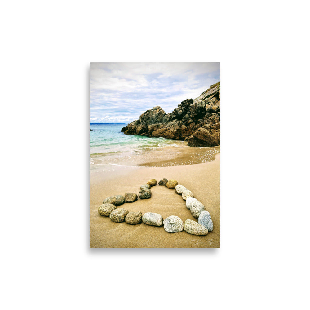 Photographie de galets arrangés en cercle sur une plage dorée, avec un océan calme en arrière-plan, par Noèmie Simonin, évoquant la tranquillité et l'harmonie naturelle.
