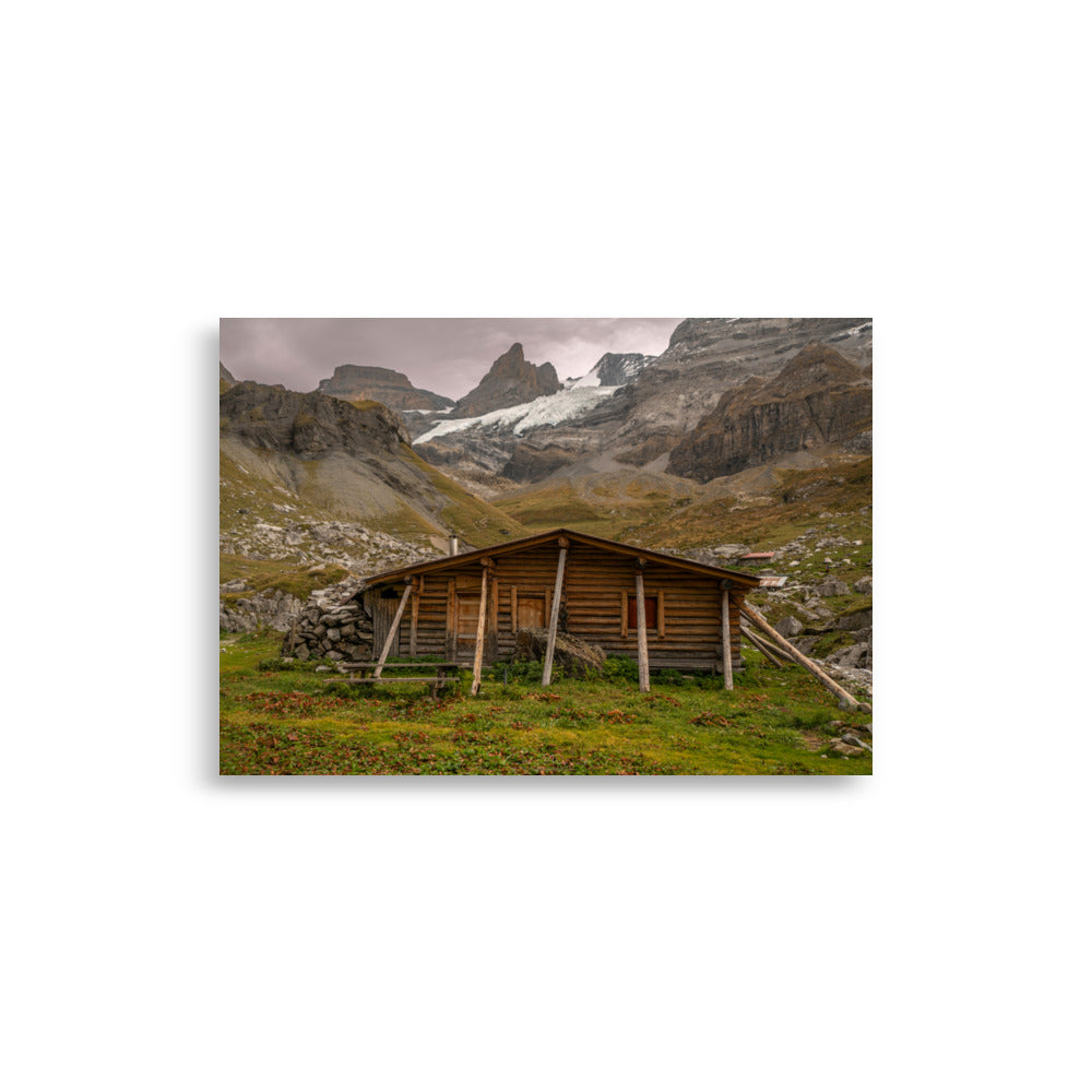 Photographie d'une cabane rustique dans les montagnes, par Victor Marre, illustrant une évasion paisible et une harmonie avec la nature.