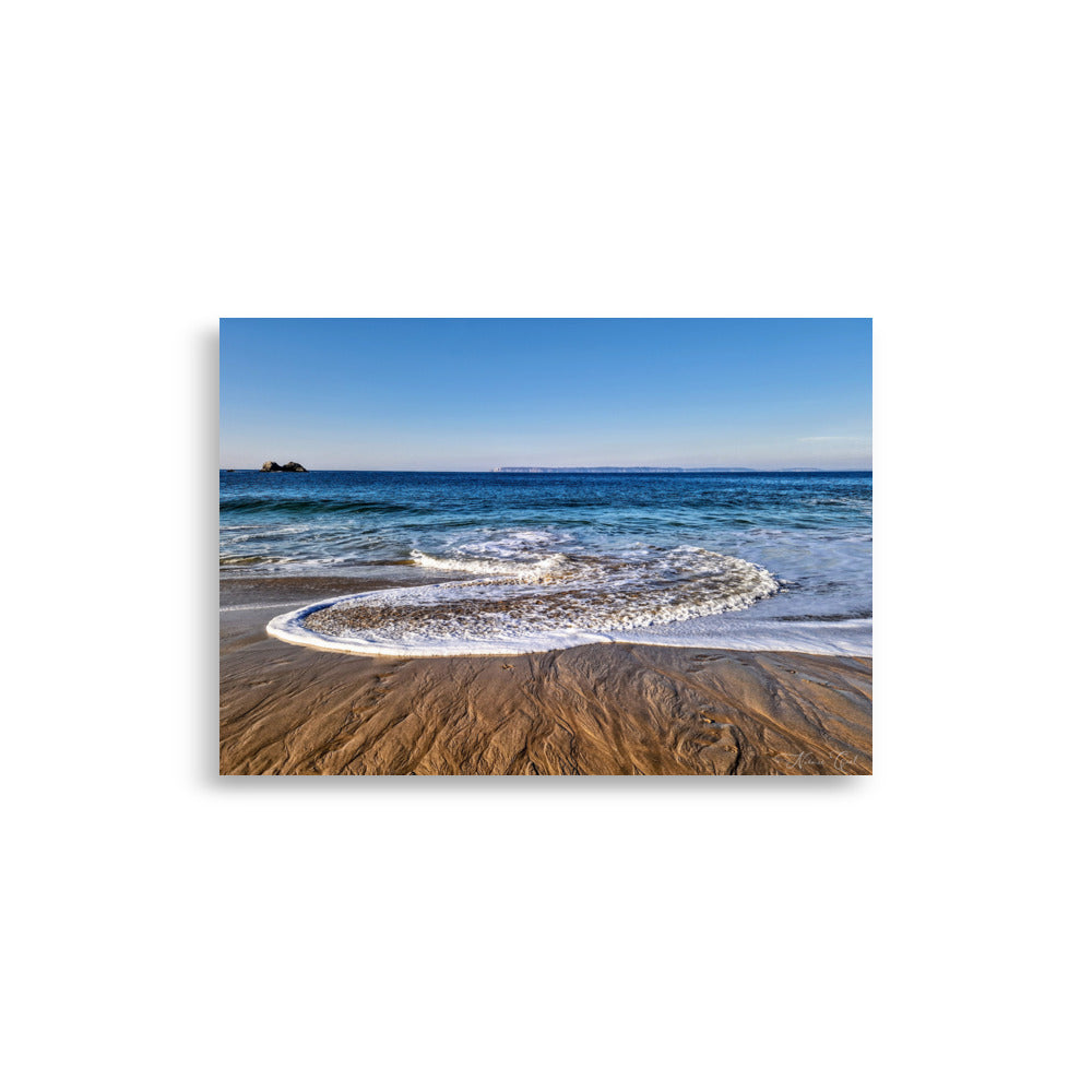 Poster "Amour de la Mer d'Iroise Dz" montrant un rivage paisible et des falaises à l'horizon, capturant l'essence de la tranquillité marine.