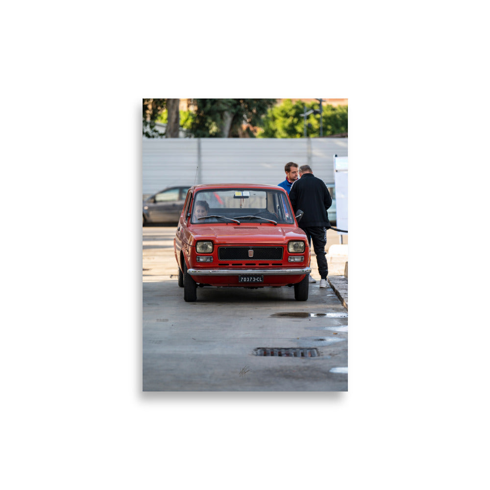 Poster "Nostalgie Urbaine" de Yann Peccard, montrant une voiture classique rouge dans une rue urbaine.