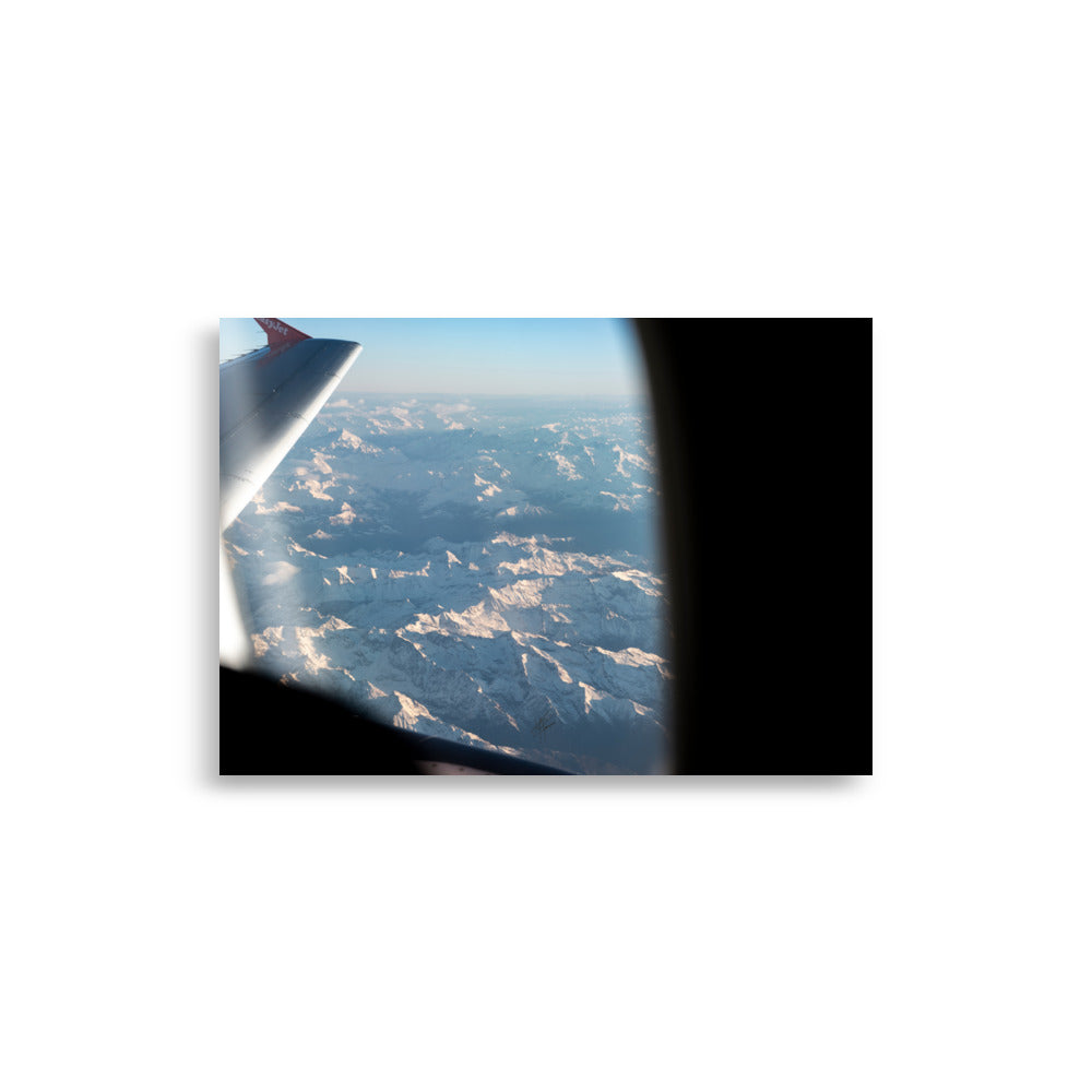 oster "Vue Aérienne des Cimes Enneigées" par Yann Peccard, montrant un paysage montagneux vu depuis un avion.