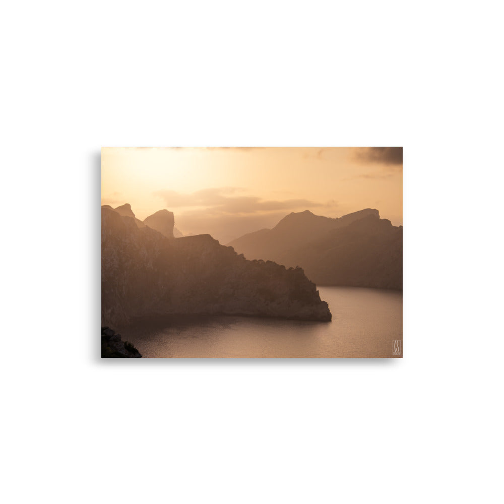 Poster "Éclat Doré de Majorque" par Galdric Sibiude, montrant un coucher de soleil magnifique sur l'île.